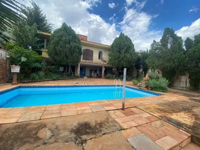 Casa de esquina para Vender com 05 Quartos na Ribeirânia em Ribeirão Preto com Piscina.