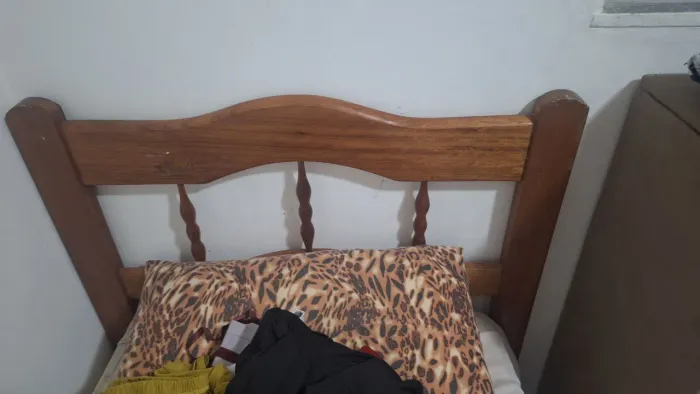 Vendo cama de solteiro madeira jatobá