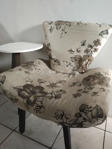 Poltrona e mesinha de apoio