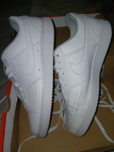 Dois pares de tênis nike