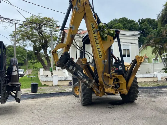 Retroescavadeira com rompedor pneumático 