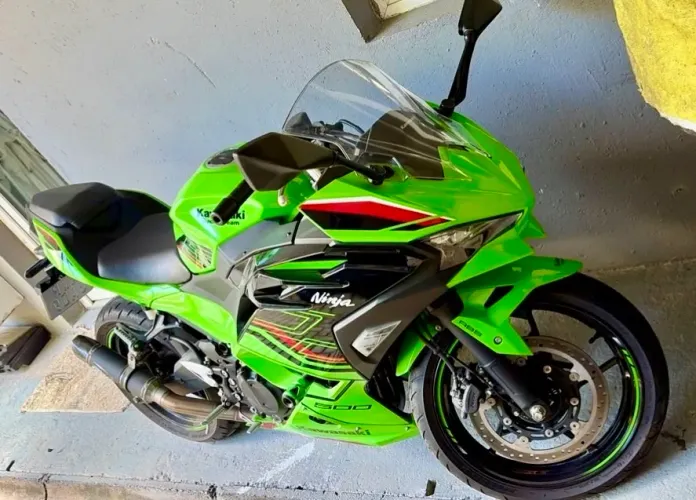 Ninja 500 SE , chave de presença e escape esportivo