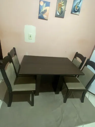 MESA DE JANTAR COM 4 CADEIRAS.