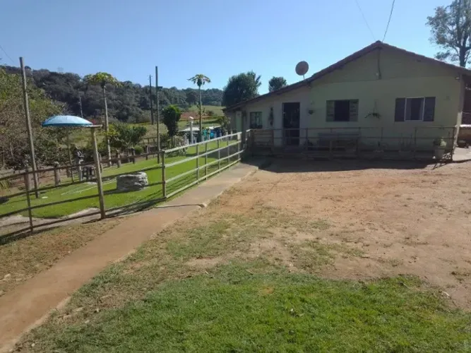 Chácara 1.756m² c/ Casa, Asfalto a 100m, Água de Mina/Poço - Bueno Brandão MG