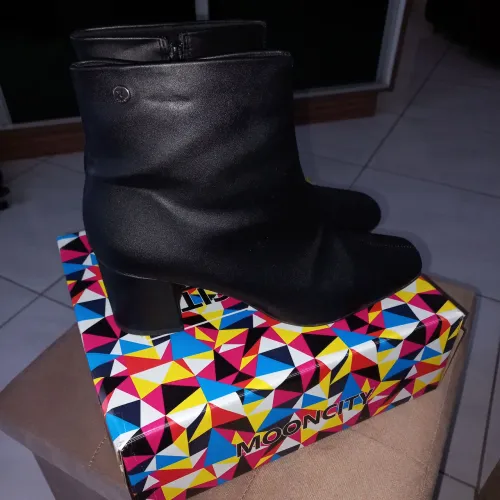 Bota de salto preta
