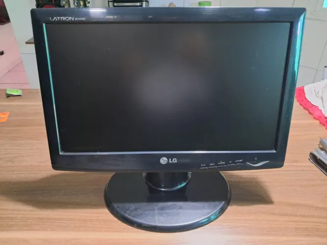 Monitor LG LCD 15.6" widescreen entrada VGA