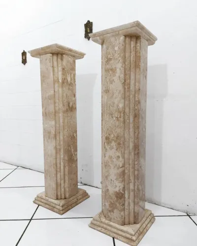 Par Colunas Laterais Decorativas em Mármore Travertino Baiano Esculpido