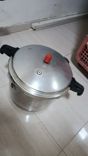 Duas panelas de pressão pra vender cada uma 35,00