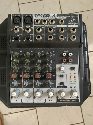 Mesa de Som Behringer Xenyx 802 - Original Behringer