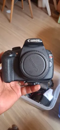 Canon t5 em excelente estado de conservação com um flash e uma lente 35 mm yongnuo