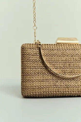 Clutch em palha com dourado