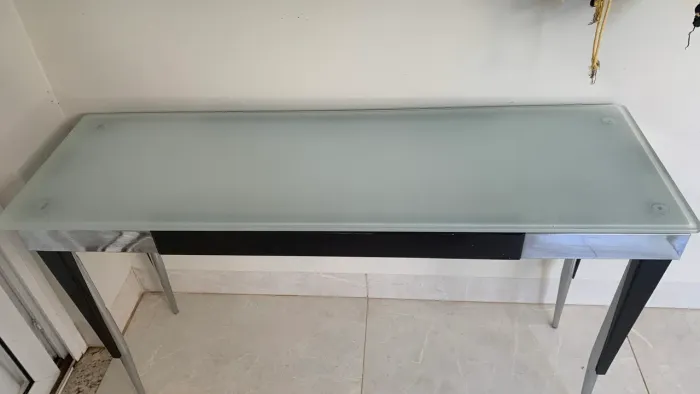 Vendo Aparador com tampo de vidro