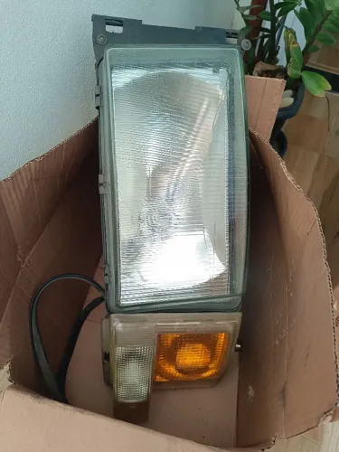 Par de farol do Scania g420 2010.