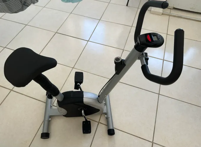Bicicleta ergométrica com painel digital