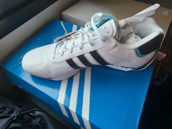 Tênis Adidas original - NOVO com etiqueta - R$ 600