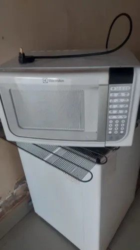 Vendo 01 micro-ondas Electrolux 31 litros funcionando perfeitamente todas as funções
