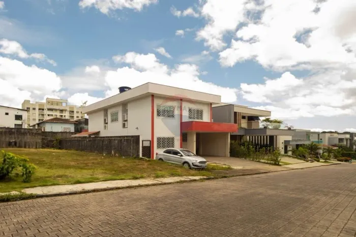 Casa à venda com 5 Quartos no Condomínio Morumbi | 354 m² e 5 Vagas Parque Dez, Manaus /
