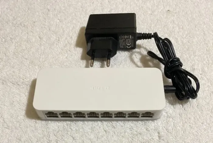 Switch D-Link DES-1008C de 8 portas Fast Ethernet (com fonte de alimentação/ANATEL)