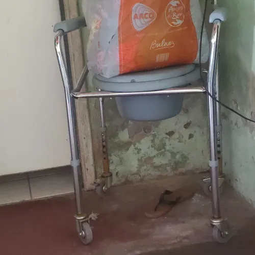 Vende se uma cadeira de rodas uma cama hospitalar e uma cadeira de banho