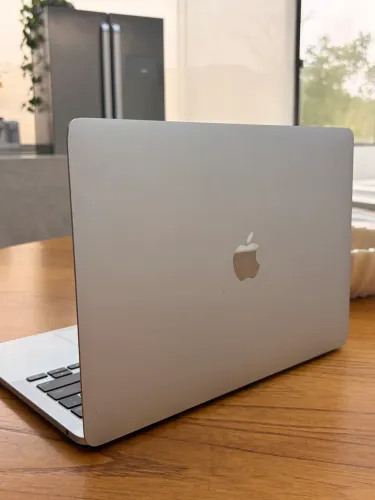 MacBook Pro 13? M1 2020 | 8GB RAM | 256GB SSD | Touch Bar
