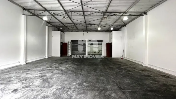 Galpão com 350m² no bairro São João em Itajaí