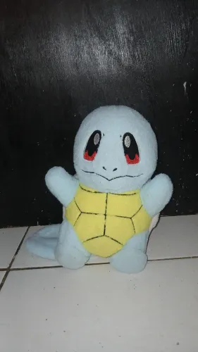 Squirtle de pelúcia.