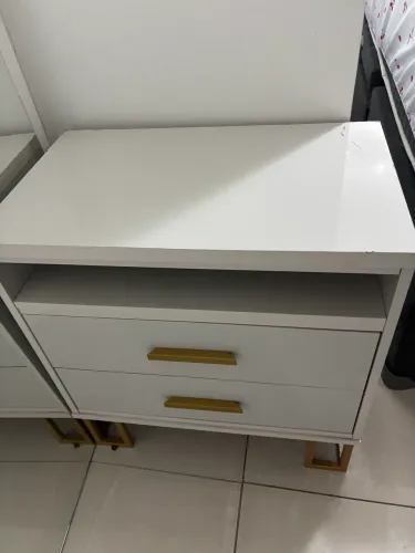 Mesa de Cabeceira Bela - Kit com 2 Unidades | MDF 100% | Pés e Puxadores Dourados