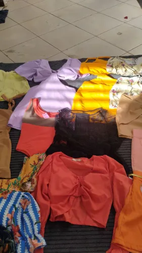LOTE DE ROUPAS (adulto feminina e roupas infantis seminovos e novas )