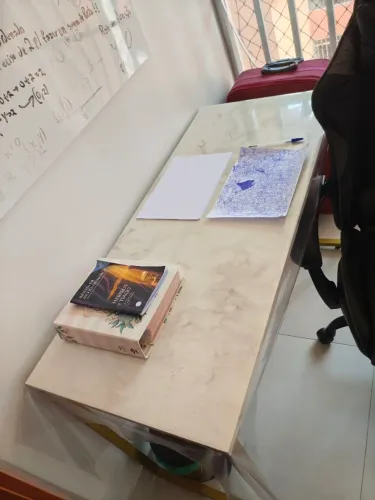 Mesa com armação em metal