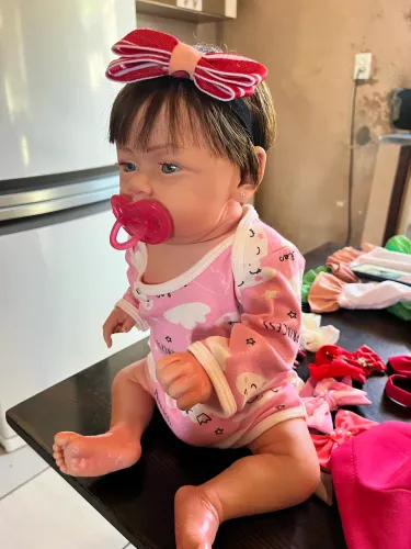 Boneca realista com muitos acessórios 