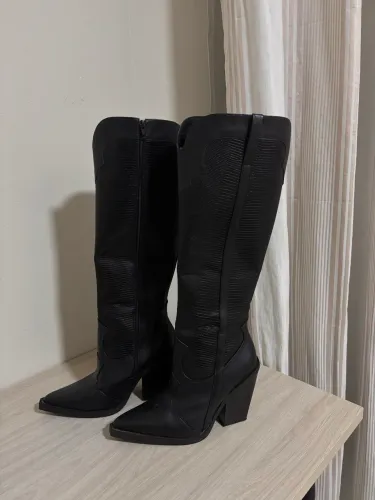 Bota de salto e bico fino 