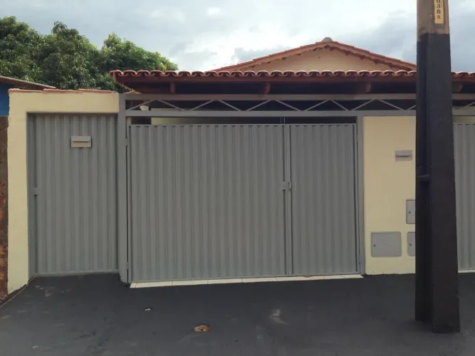 Vendo imóvel com 2 casa e 3 barracões de frente à praça do super barão região noroeste