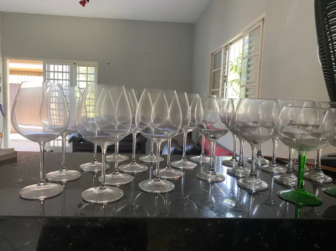 Taças de cristal e de vidro