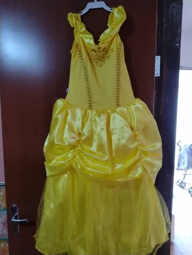 Vestidos infantis (princesa e São João) 100,00 cada.