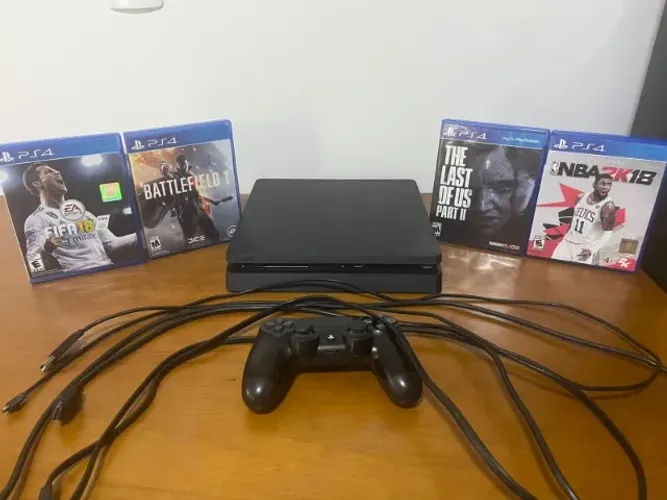 PS4 - PlayStation 4 Slim (Importado) 1 TB + 1 Controle + 4 Jogos (Inclui The Last of Us 2)