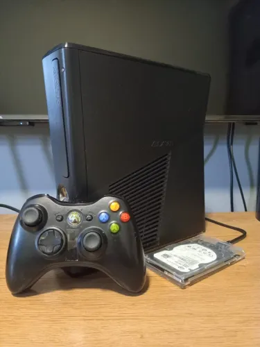 Xbox 360 Slim - Desbloqueado - Hd de 320 Gb - controle original