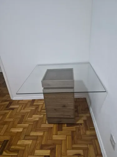 Mesa e 2 cadeiras com design moderno com base de madeira diferenciada
