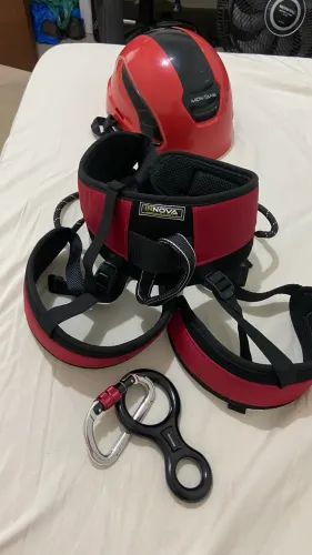 Kit para rapel - Cadeirinha acolchoada, capacete e mosquetão 