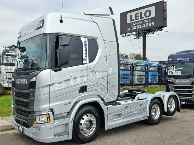 Scania R460 SUPER Tração 6x2 Ano 2024 Baixo km farol de teto e grade Único dono