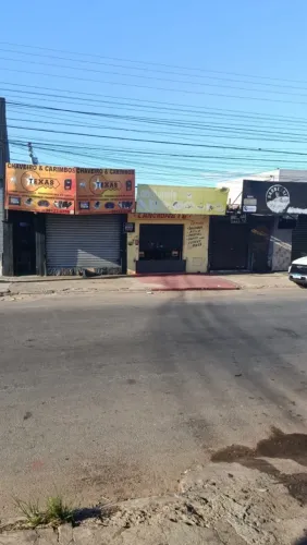 Imóvel Comercial com 3 Salas e 2 Barracões - Renda de R$ 4 Mil