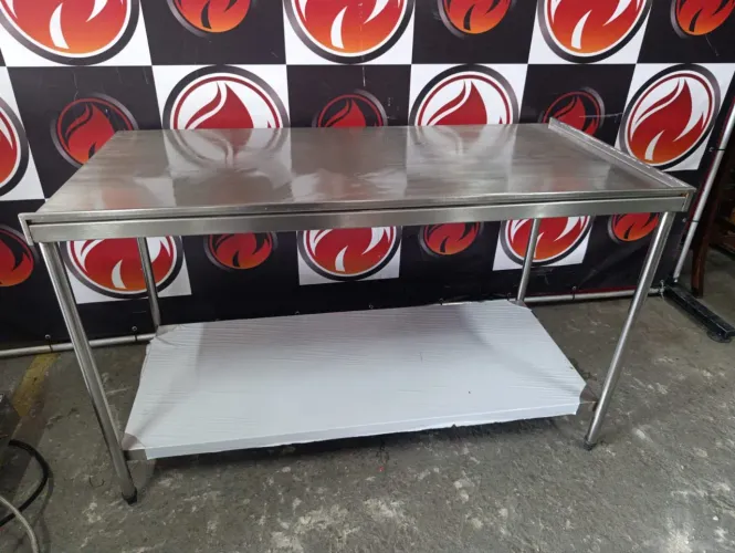 Mesa toda no aço inox com prateleira inferior está no estado de nova temos