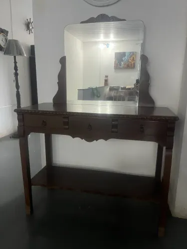 Penteadeira Retrô em Madeira com Espelho - Charmosa e Elegante
