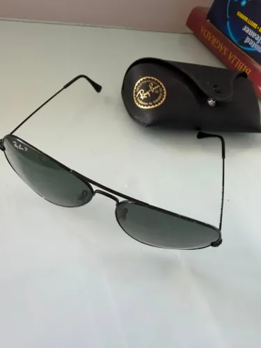 Óculos Ray-Ban Classic Polarizado, preto, em ótimo estado de uso e muito bem conservado. A