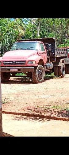 Caminhão caçamba 