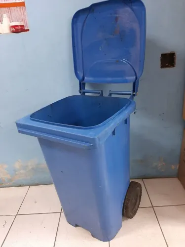 Lixeira contêiner azul com rodinha 240L usada