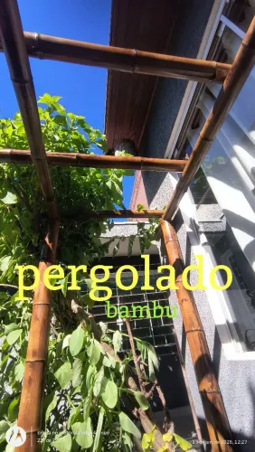 Pergolado, de bambu.