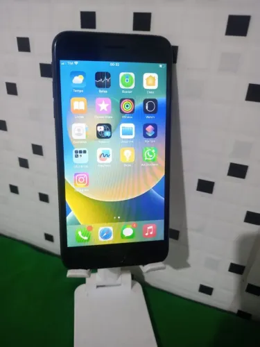 Iphone 8 plus de 64 gigas funcionando perfeitamente(botão home, off) mas não interfere