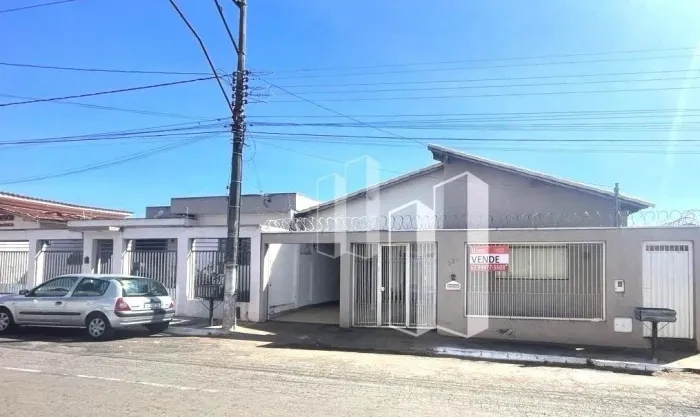 Casa com 4 Dormitórios, 2 Vagas, em Centro - Morrinhos