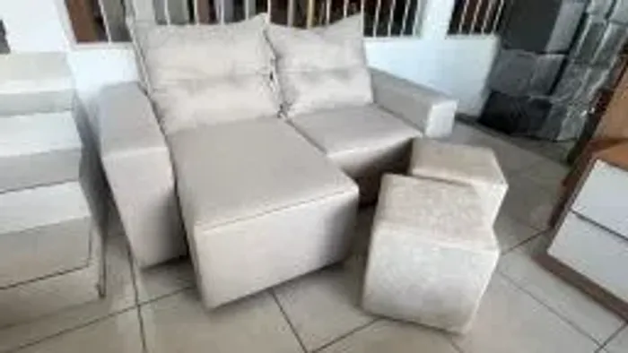 Sofá retrátil de 2 lugares + 1 par de puffs de brinde de R$ 2.250 por R$ 1.499,00