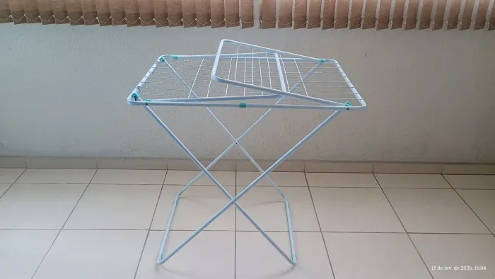 Vendo um varal semi novo grande.